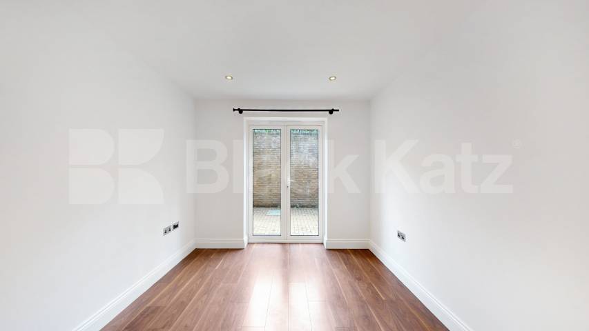 Stylish 3 bedroom minutes to Palmers Green Huguenot Drive, Palmers Green